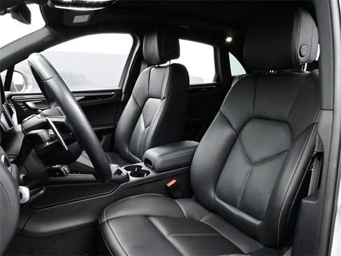 Certified 2023 Porsche Macan image 5