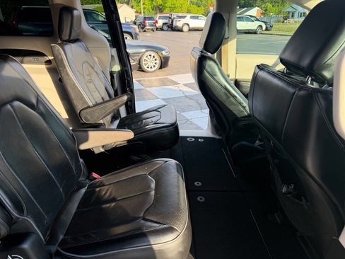 Used 2017 Chrysler Pacifica Limited FWD image 11
