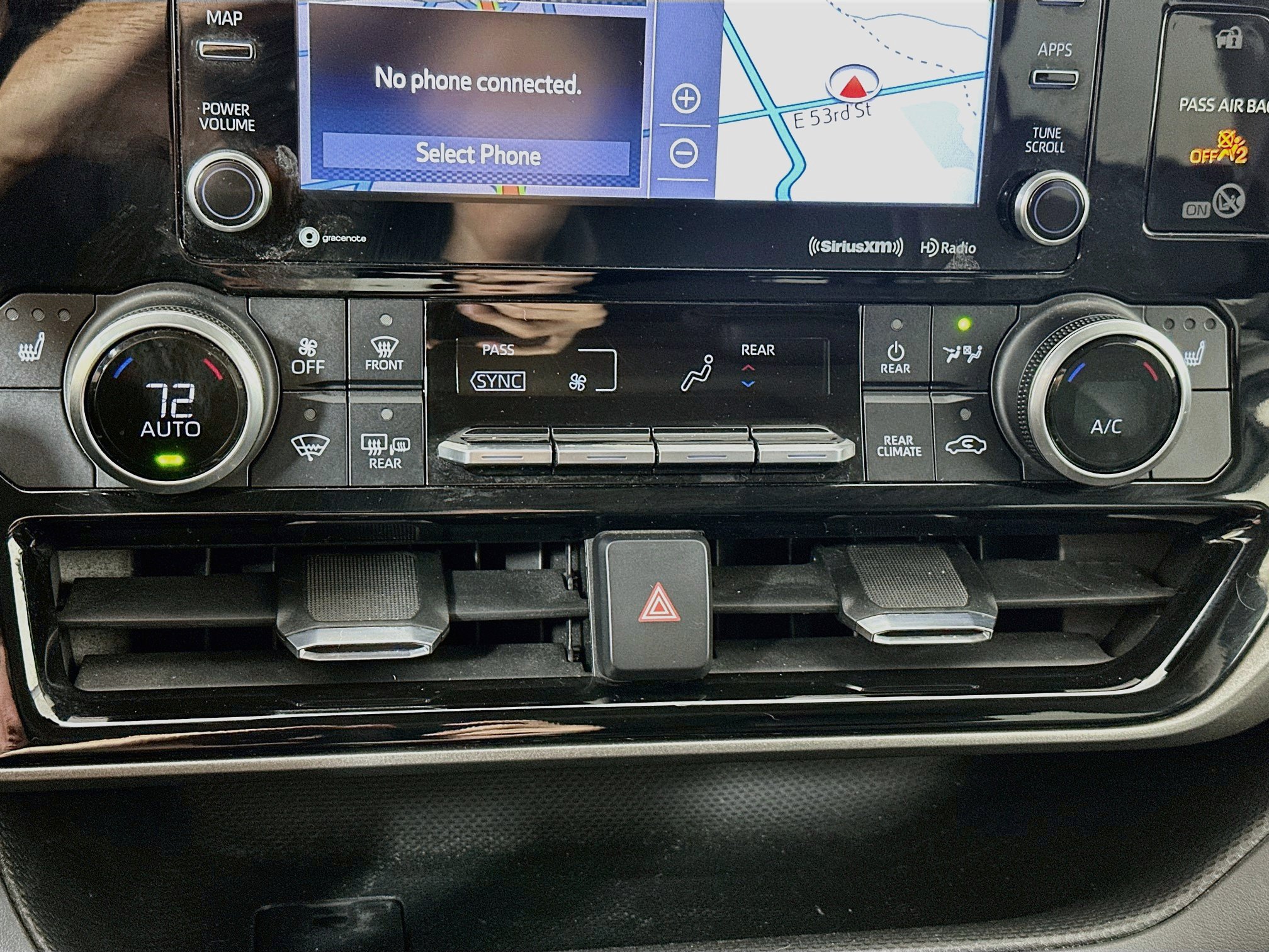 Used 2021 Toyota Highlander XLE AWD/4WD image 16