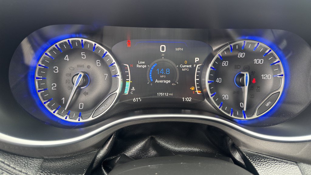 Used 2019 Chrysler Pacifica Limited w/ Tire & Wheel Group FWD image 18