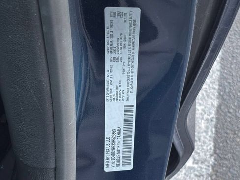 Used 2025 Chrysler Pacifica Limited FWD image 34