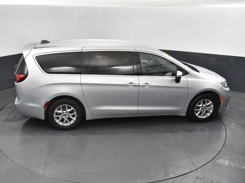 Used 2023 Chrysler Pacifica Touring-L FWD image 33