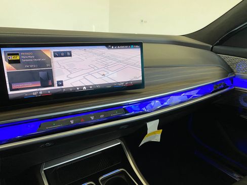 Used 2025 BMW 760i xDrive w/ Executive Package image 24