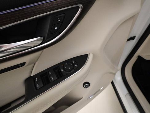 Used 2022 Buick Envision Avenir w/ Technology Package II image 9