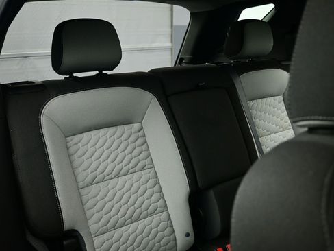 Used 2021 Chevrolet Equinox LS image 31