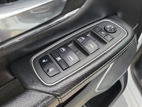 Used 2022 RAM 1500 Laramie AWD/4WD image 14