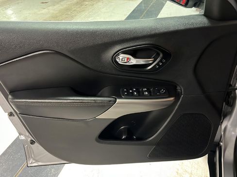 Used 2020 Jeep Cherokee Limited image 14