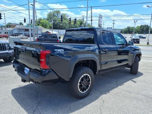 Used 2025 Toyota Tacoma TRD Off-Road AWD/4WD image 4
