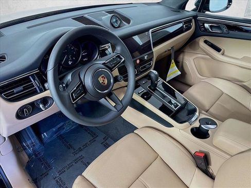 Certified 2025 Porsche Macan AWD/4WD image 4