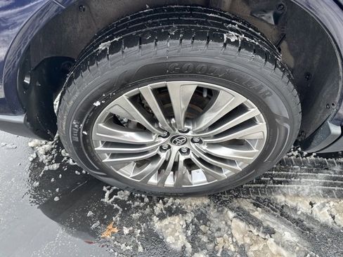 Used 2022 Toyota Venza image 22