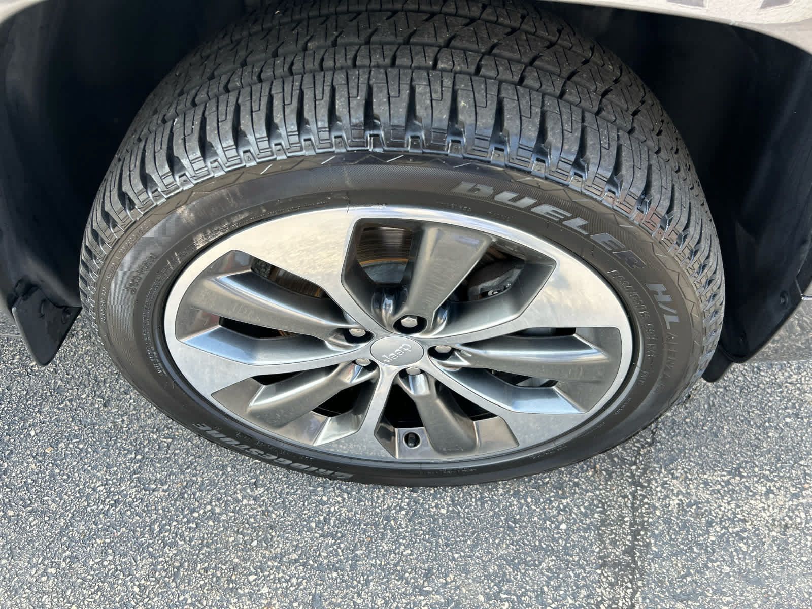 Used 2019 Jeep Cherokee Overland w/ Technology Group AWD/4WD image 9