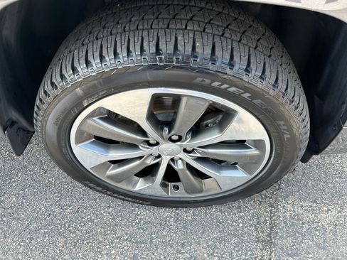 Used 2019 Jeep Cherokee Overland w/ Technology Group AWD/4WD image 9