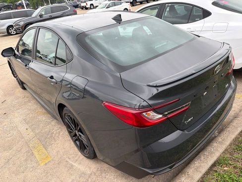 Used 2025 Toyota Camry SE FWD image 4
