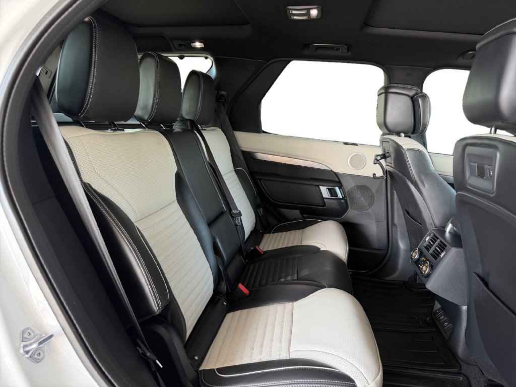 Used 2024 Land Rover Discovery Dynamic SE AWD/4WD image 18