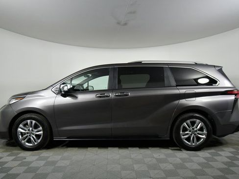 Used 2024 Toyota Sienna Limited image 16