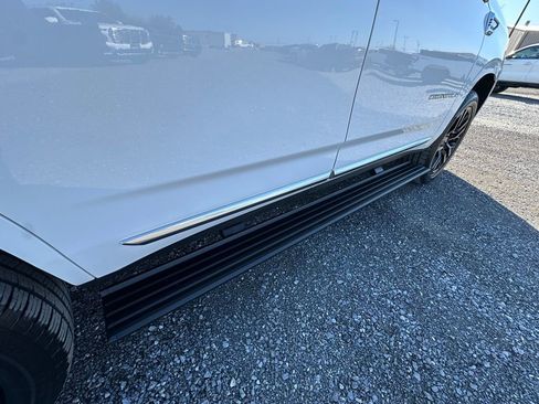 Used 2025 GMC Yukon Denali w/ Sun & Power Step Package image 23