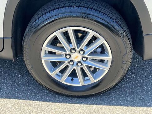Used 2023 Chevrolet Traverse LT FWD image 8
