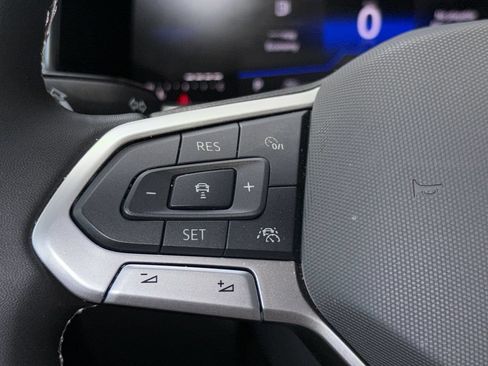 Certified 2025 Volkswagen Taos SE FWD image 12