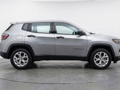 Used 2025 Jeep Compass Latitude image 11