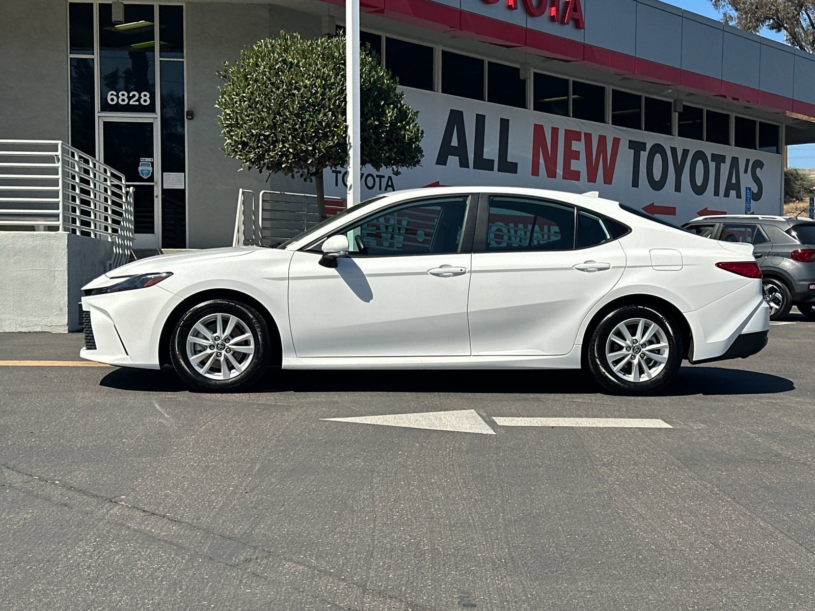 Used 2025 Toyota Camry LE FWD image 2