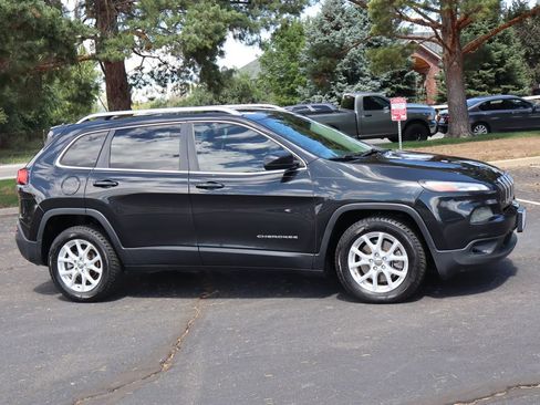 Used 2015 Jeep Cherokee Latitude w/ Comfort/Convenience Group FWD image 2