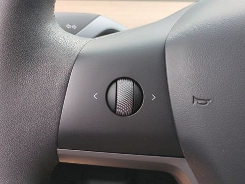 Used 2025 Tesla Model Y Long Range RWD image 22