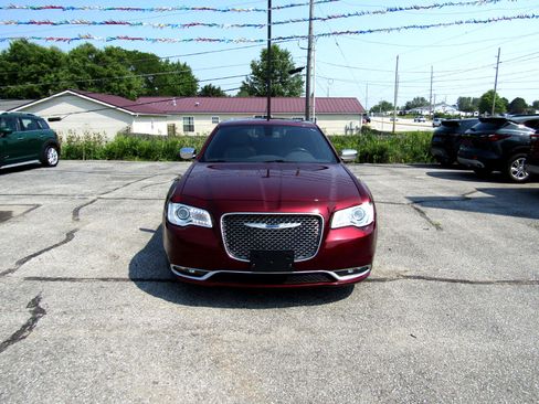 Used 2017 Chrysler 300 C Platinum image 2