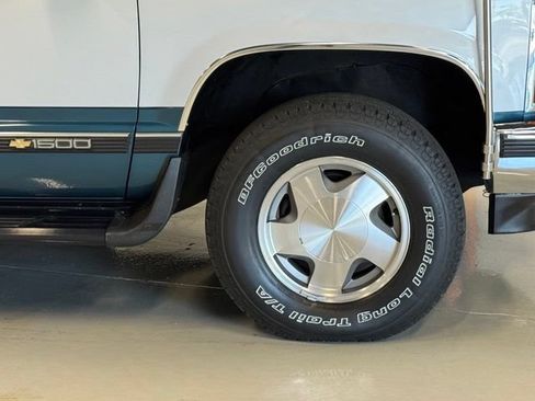 Used 1993 Chevrolet Suburban 4WD image 24