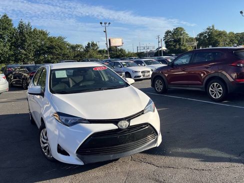 Used 2019 Toyota Corolla LE image 2