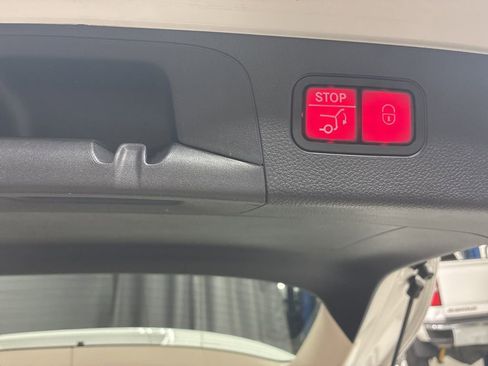 Used 2019 Mercedes-Benz GLC 300 4MATIC image 16