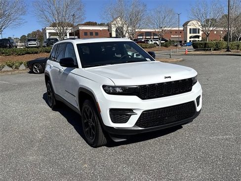 New 2025 Jeep Grand Cherokee Altitude image 4