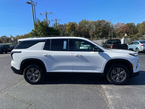 Certified 2025 Chevrolet Traverse LT image 2