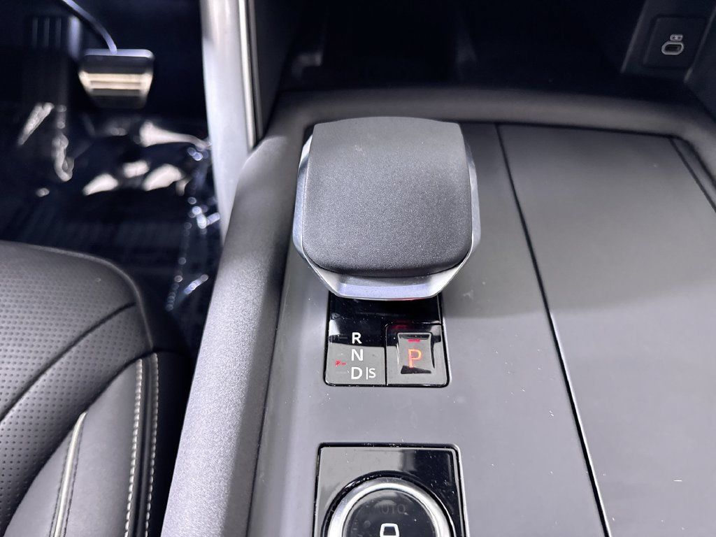 Used 2024 Land Rover Discovery Dynamic SE AWD/4WD image 18