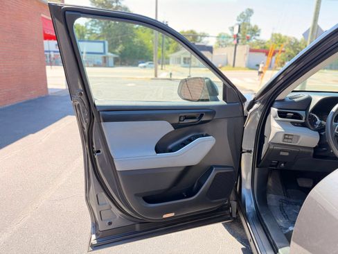 Used 2020 Toyota Highlander L FWD image 11