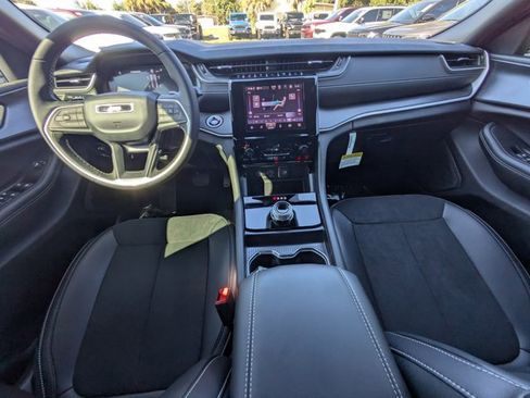 New 2025 Jeep Grand Cherokee Altitude image 13