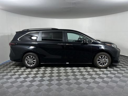 Used 2025 Toyota Sienna XLE FWD image 4
