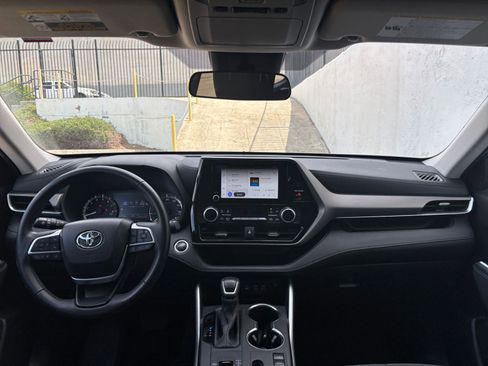 Used 2025 Toyota Highlander LE FWD image 35
