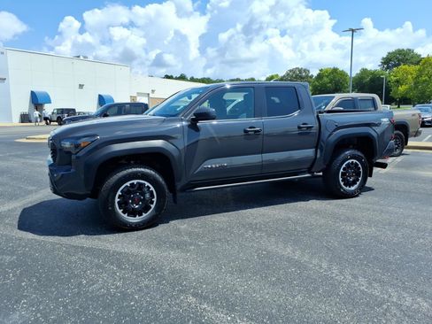 Used 2024 Toyota Tacoma TRD Off-Road AWD/4WD image 3