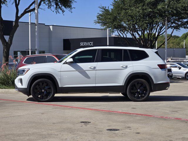Used 2024 Volkswagen Atlas SE w/ Panoramic Sunroof Package FWD image 4