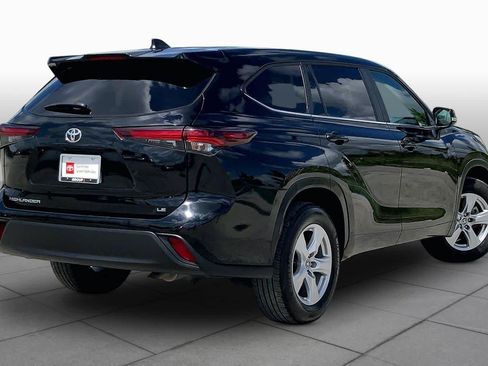 Used 2025 Toyota Highlander LE FWD image 13