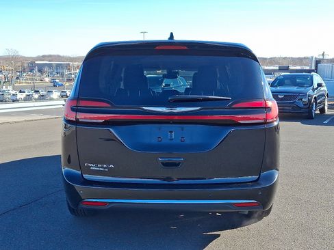Certified 2024 Chrysler Pacifica Touring-L image 5