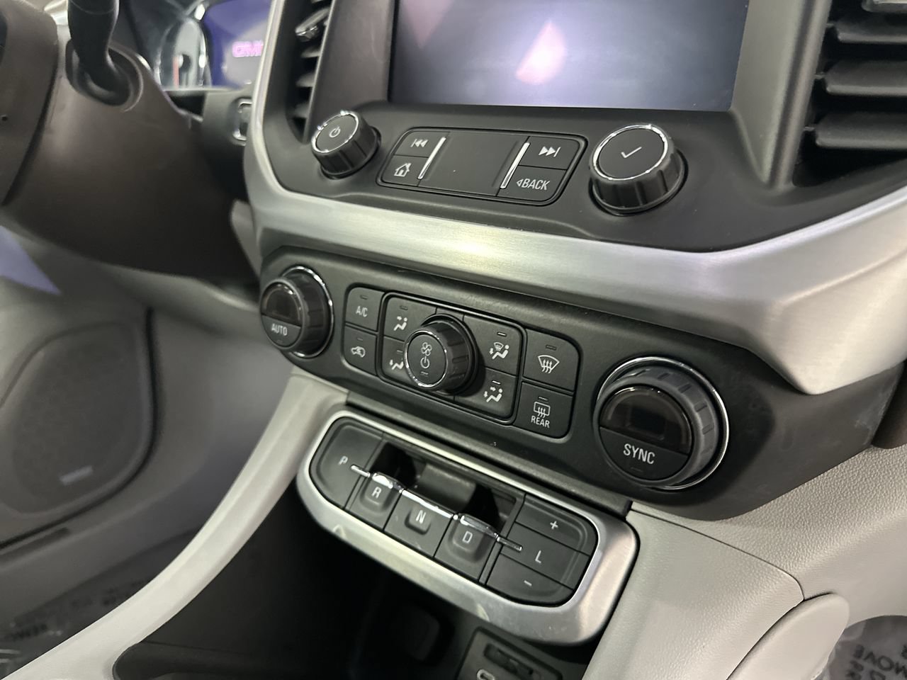 Used 2020 GMC Acadia SLT w/ Driver Alert Package II FWD image 15