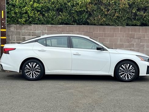 Used 2024 Nissan Altima 2.5 SV FWD image 3