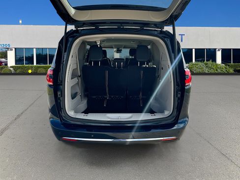Used 2023 Chrysler Pacifica Touring-L image 24