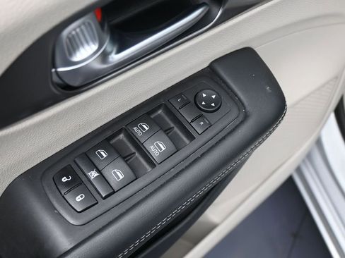 Used 2024 Chrysler Pacifica Select image 18