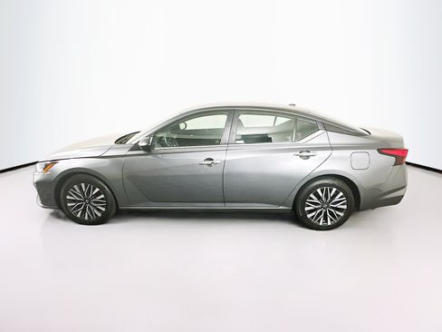 Used 2024 Nissan Altima 2.5 SV FWD image 4