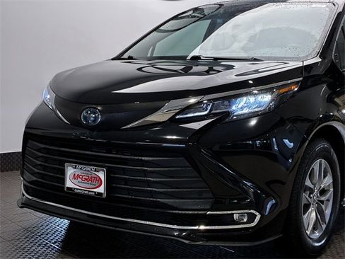 Used 2021 Toyota Sienna XLE image 7