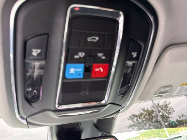 Used 2023 Jeep Grand Cherokee Limited w/ Black Appearance Package AWD/4WD image 25