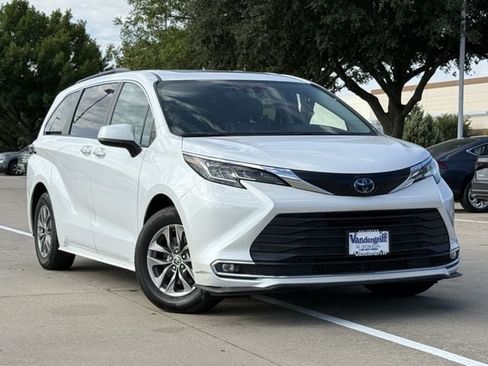 Used 2023 Toyota Sienna XLE FWD image 2