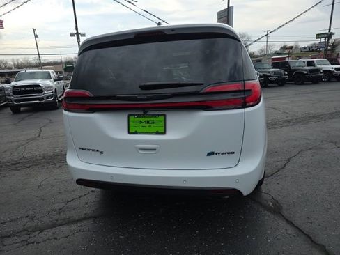 Used 2026 Chrysler Pacifica Premium FWD image 6